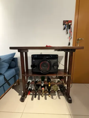 Aparador / Bar em madeira com porta-garrafas