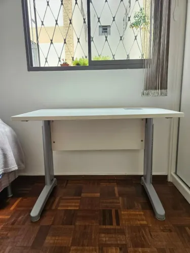 Mesa escritório de MDF com pés de metal 