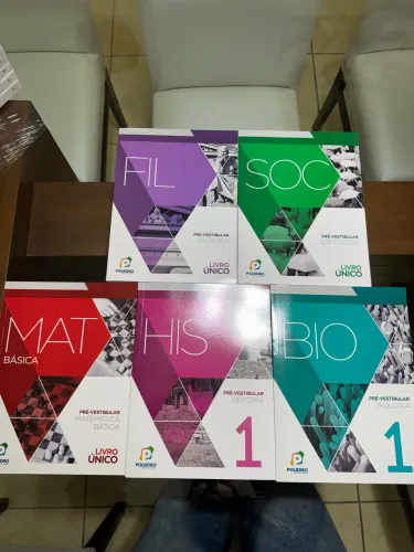 Kit pré-vestibular poliedro, com 5 livros.