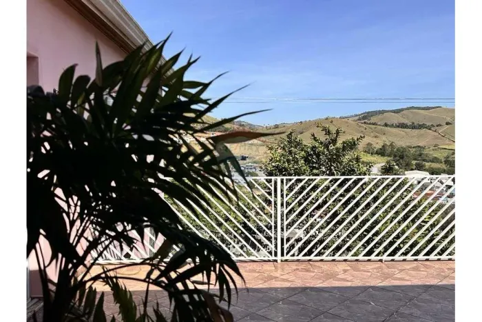 Casa com 6 dormitórios em piracaia