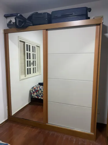 2 Armários de Quarto com Espelho e Portas de Correr - Madeira. Vendo junto ou separado!