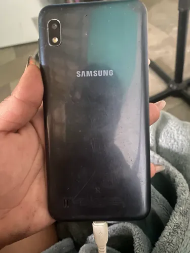 2 celulares A10 è Moto E