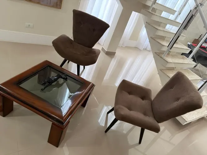 Poltronas em veludo alto padrão.Conservadas