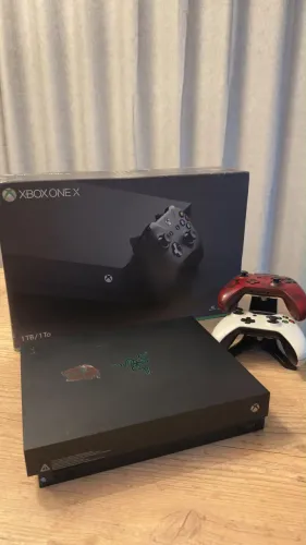 XBOX ONE X 1 TERA SEMINOVO + 2 CONTROLES Chama *07