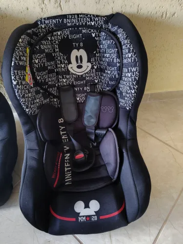 Cadeirinha de carro semi nova 200 reais cada, tenho gemeos.