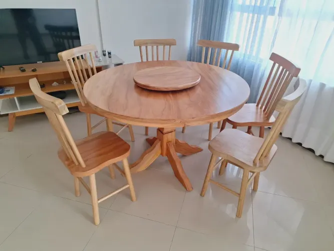 Mesa redonda com centro giratório de madeira maciça