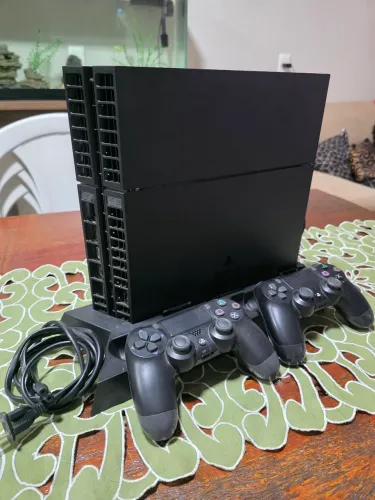 PlayStation 4 (PS4 Fat) + 2 Controles + Base Vertical Completa