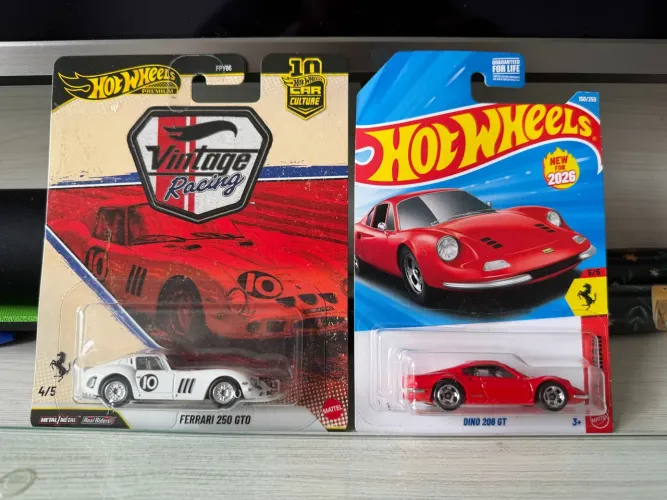 Hot Wheels Ferrari Premium e Mainline