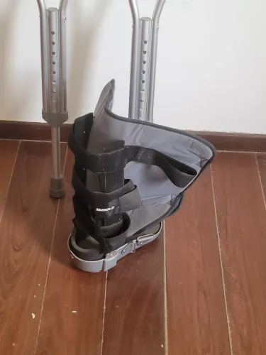 Vendo um par amuleta com a bota para os pés 