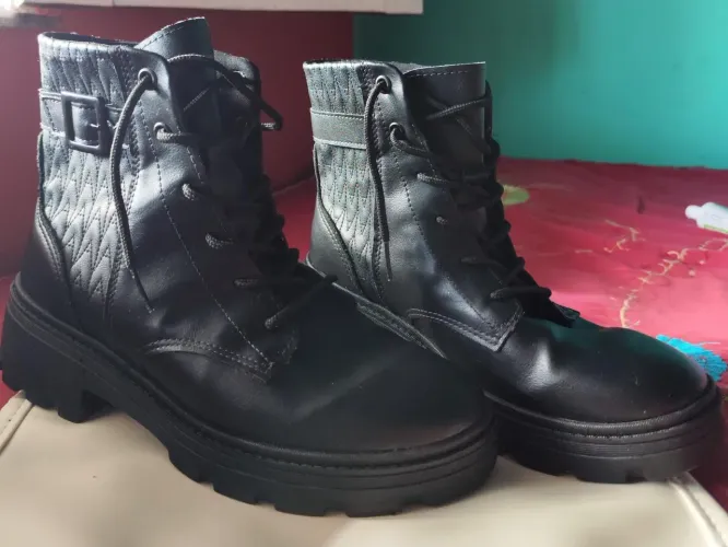 Vendo bota usada uma vez! E sandália Santa Lola usada uma vez