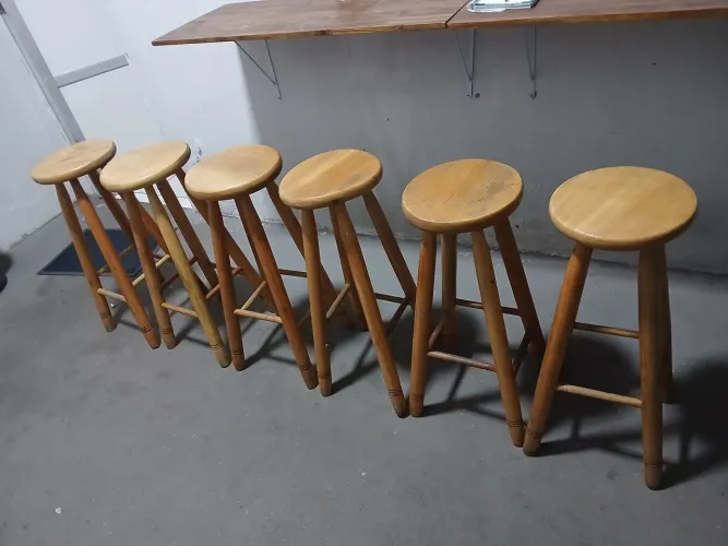 Vendo 6 banquetas de madeira envernizadas.