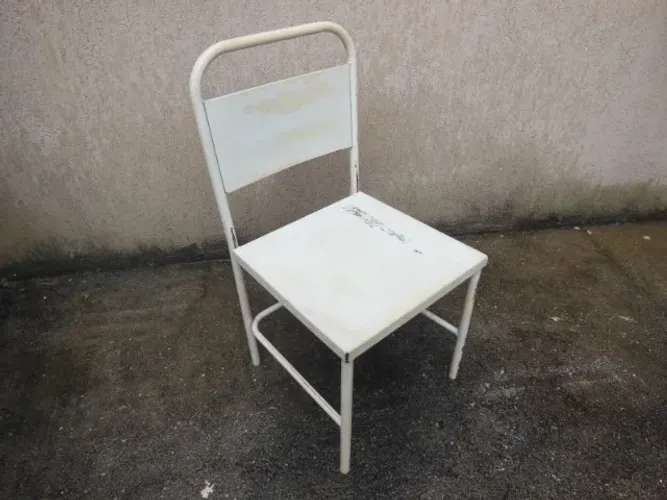 Cadeira Antiga Inteira de Ferro
