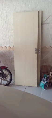 Vendo duas portas e uma pedra em granito