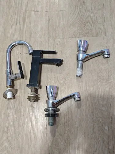 Torneiras em metal..padrão mesa 