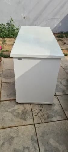 Mesa de escritório branca com suporte para teclado