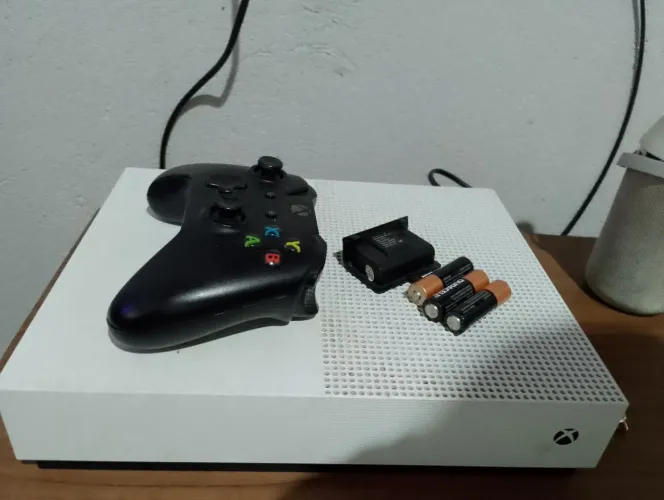 Xbox One S 1T + Controle e pilhas 