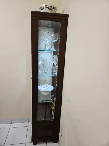 Vendo cristaleira compacta madeira de lei e prateleira vidro. Luz de Led.