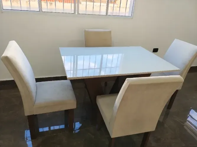 Mesa de jantar 4 cadeiras