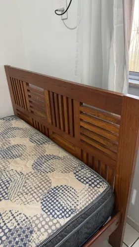 Cama de madeira + colchão