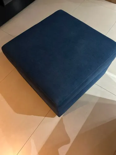 pufe azul revestido em linho 0,70x0,70m