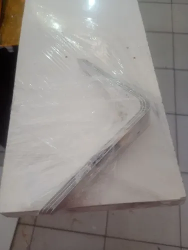 02 prateleiras em MDP, medindo 1,00 m x 0,19 cm, já vai com cantoneiras e parafusos.