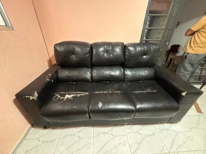 Sofá de couro reclinável preto