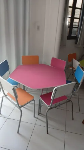 Conjunto de mesa e cadeiras escolares
