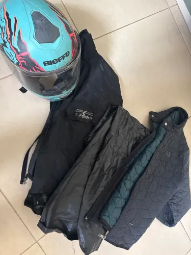 Capacete Bieffe + roupa de chuva e casaco de frio 