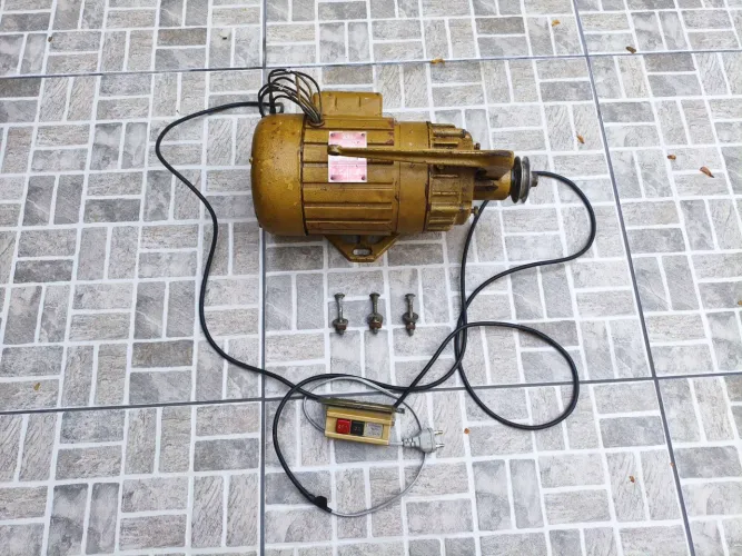 Motor Industrial Para Máquina De Costura Bivolt (Completo Com Chicote,Suporte E Polia)