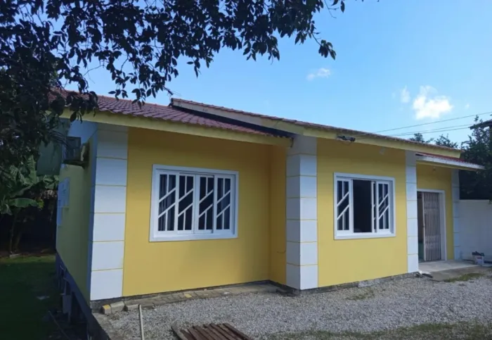 Alugo excelente casa na área rural de Biguacu