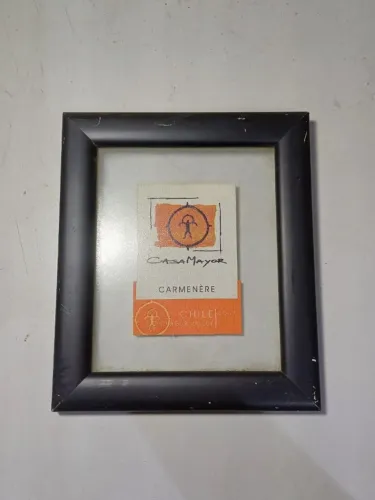 Quadro emoldurado com etiqueta de vinho chileno - item decorativo