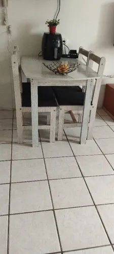 Mesa com 4 cadeiras 