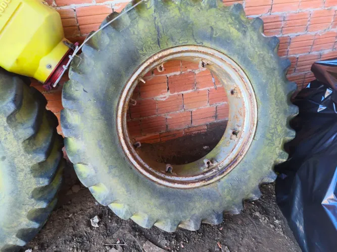 Vende-se dois pneus