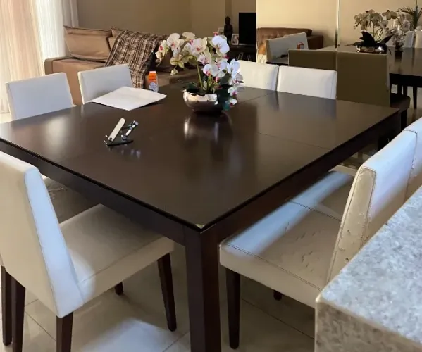 Mesa de jantar quadrada 8 lugares com cadeiras