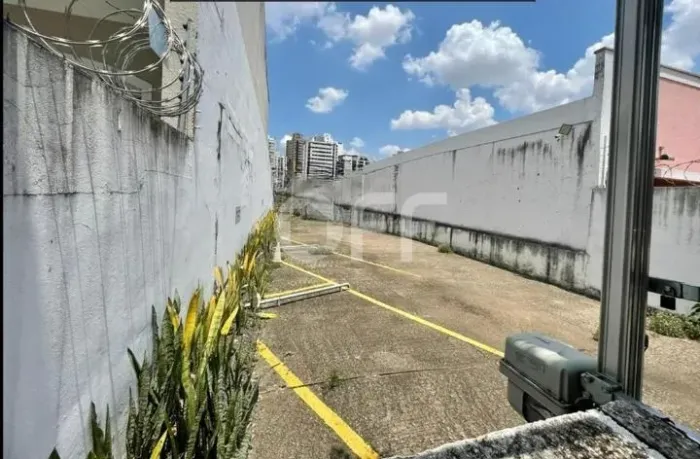 TERRENO À VENDA EM REGIÃO DE GRANDE MOVIMENTAÇÃO