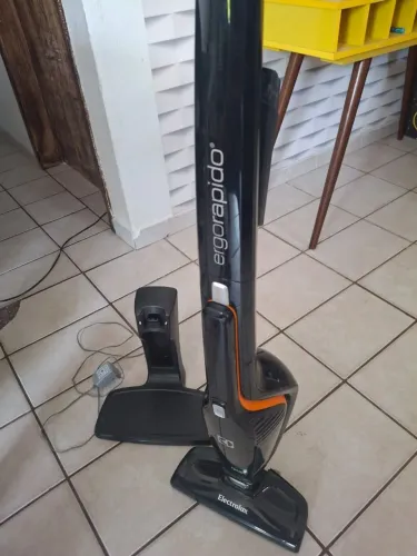Excelente Estado. ERGORAPIDO Eletrolux mod: ERG11 Bivolt Aspirador Portátil