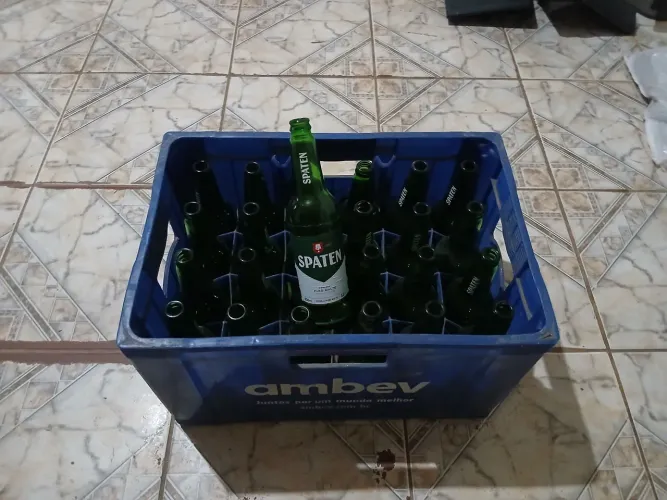 Grade de cerveja com garrafa de cerveja