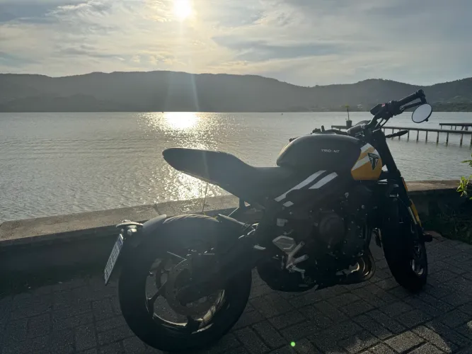 Trident 660 amarela especial full equip