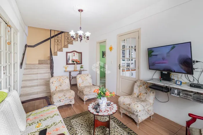 Excelente Imóvel com duas casas de 2 pisos, pátio, piscina e vagas de garagem