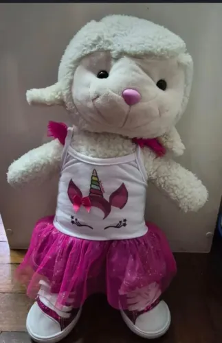 Ovelha de Pelúcia Criamigos com dois modelos de roupas e tenis
