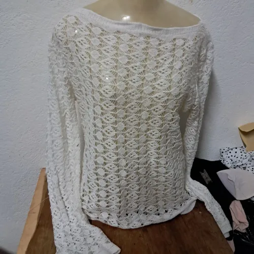 Lote diverso. 20 vestidos de malha. 20 saias, 20 blusas de frio.