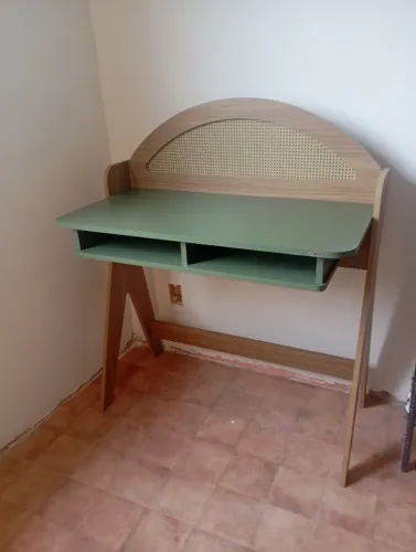 Mesa escrivaninha nova.