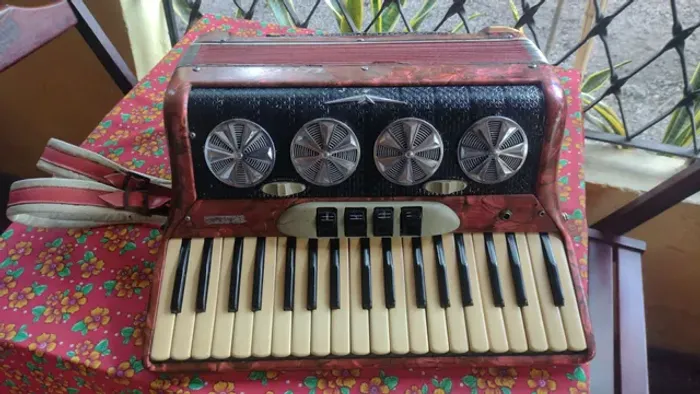 ACORDEON SANFONA UNIVERSAL 80 BX AFINADA . POR  APENAS ...   R$ 2.990,00
