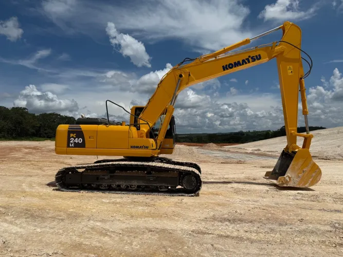 Escavadeira Hidráulica KOMATSU PC, estado de zero.