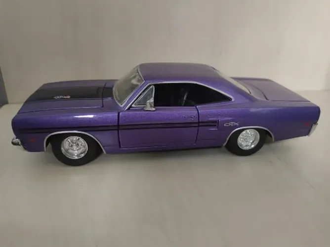 Miniatura Plymouth GTX 1970 1/25 (20,5 cm.) - Roxo Metálico