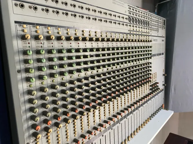 Mesa de Som Analógica Yamaha 24 canais (DESAPEGANDO)