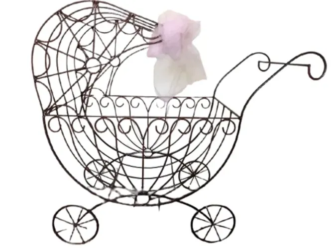 Carrinho de bebe em ferro para decoração e fotografia