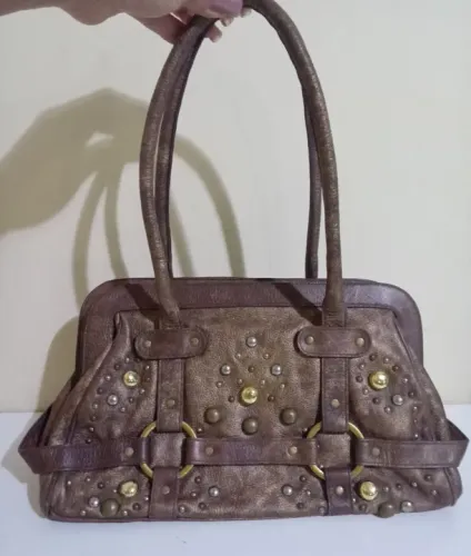 Bolsa de Couro em Ouro Envelhecido com Aplicações de Metal