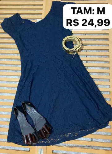 Vestido rendado azul marinho - TAM. M por R$ 24,99