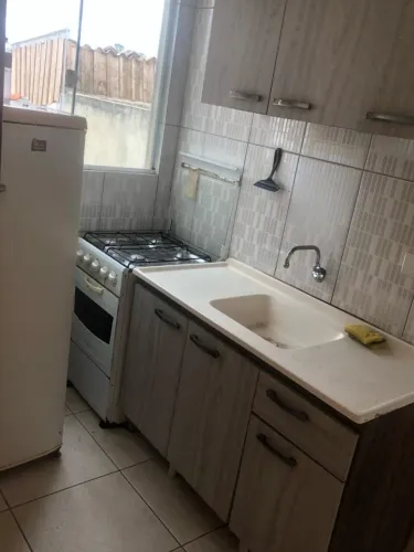 Sobrado : kitnet quarto, cozinha e banheiro.